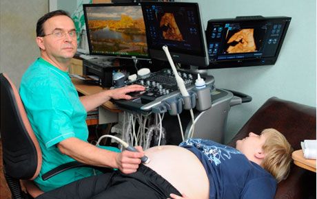 Pôrodník-gynekológ, lekár ultrazvukovej diagnostiky najvyššej kategórie, Javorsky Jurij Cezarevič, lekár s 32-ročnými skúsenosťami